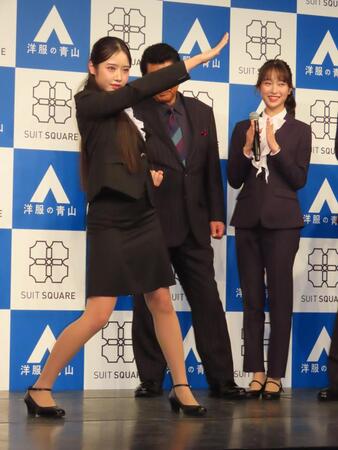 藤岡弘、を前に変身ポーズを披露する天翔天音（左）、見守る藤岡舞衣
