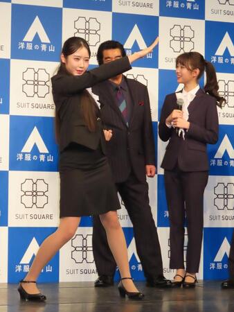 藤岡弘、を前に変身ポーズを披露する天翔天音（左）、見守る藤岡舞衣