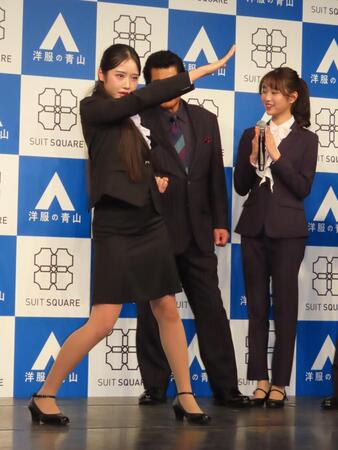 藤岡弘、を前に変身ポーズを披露する天翔天音（左）、見守る藤岡舞衣