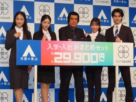 発表会に出席した（左から）天翔愛、天翔天音、藤岡弘、、藤岡舞衣、藤岡真威人