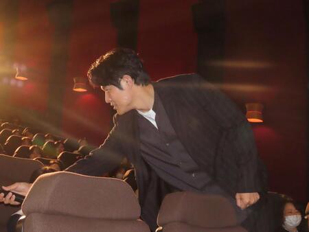 イベントでファンにマイクを向ける鈴木亮平