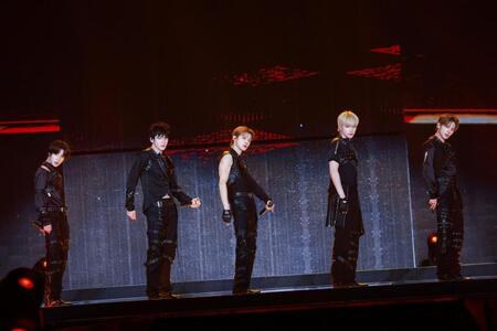 東京ドームのステージで躍動した（左から）ＢＥＯＭＧＹＵ、ＳＯＯＢＩＮ、ＹＥＯＮＪＵＮ、ＨＵＥＮＩＮＧＫＡＩ、ＴＡＥＨＹＵＮ　ⓟ＆©　ＢＩＧＨＩＴ　ＭＵＳＩＣ