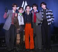 ＳＴＡＲＧＬＯＷの（左から）ＧＯＩＣＨＩ、ＹＡＩＫＩ、ＫＡＮＯＮ、ＲＵＩ、ＡＤＡＭ（撮影・園田高夫）