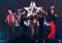 デビュー曲を披露するＳＴＡＲＧＬＯＷのメンバーたち（撮影・園田高夫）