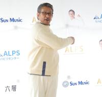 発案した「野村体操」の動きを見せる野村将希