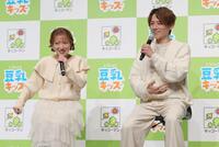 トークで盛り上がる杉浦太陽（右）と辻希美夫妻＝東京・スパイラルホール（撮影・棚橋慶太）