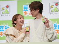 照れながらも腕を組み、見つめ合う杉浦太陽（右）と辻希美夫妻（撮影・棚橋慶太）