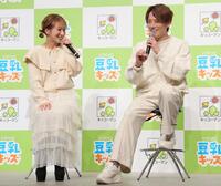 トークで盛り上がる杉浦太陽（右）と辻希美夫妻（撮影・棚橋慶太）