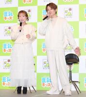 豆乳色のファッションで登場した杉浦太陽（右）と辻希美夫妻（撮影・棚橋慶太）