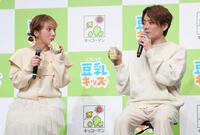 製品を試飲する杉浦太陽（右）と辻希美夫妻（撮影・棚橋慶太）