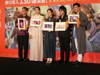 撮影に応じる（左から）高橋茂雄、江口のりこ、上戸彩、森川智之、嶋政宏＝都内