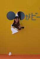 パネルを突き破るのに手こずって苦笑いの芳根京子