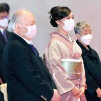 天皇、皇后両陛下と面会する（左から）加藤一二三さん、松任谷由実さんら＝２０２２年１１月