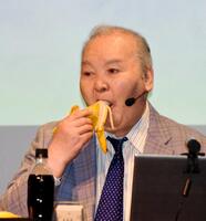 イベント中にバナナをほおばる加藤一二三さん＝２０１７年７月