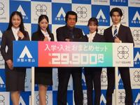 発表会に出席した（左から）天翔愛、天翔天音、藤岡弘、、藤岡舞衣、藤岡真威人