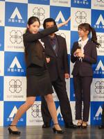 藤岡弘、を前に変身ポーズを披露する天翔天音（左）、見守る藤岡舞衣