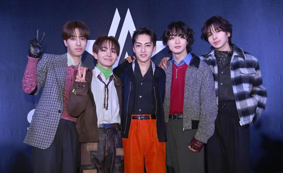 ＳＴＡＲＧＬＯＷの（左から）ＧＯＩＣＨＩ、ＹＡＩＫＩ、ＫＡＮＯＮ、ＲＵＩ、ＡＤＡＭ（撮影・園田高夫）