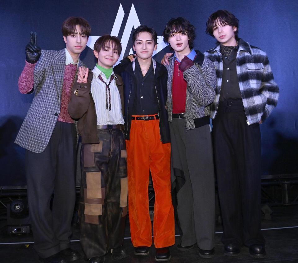 ＳＴＡＲＧＬＯＷの（左から）ＧＯＩＣＨＩ、ＹＡＩＫＩ、ＫＡＮＯＮ、ＲＵＩ、ＡＤＡＭ（撮影・園田高夫）