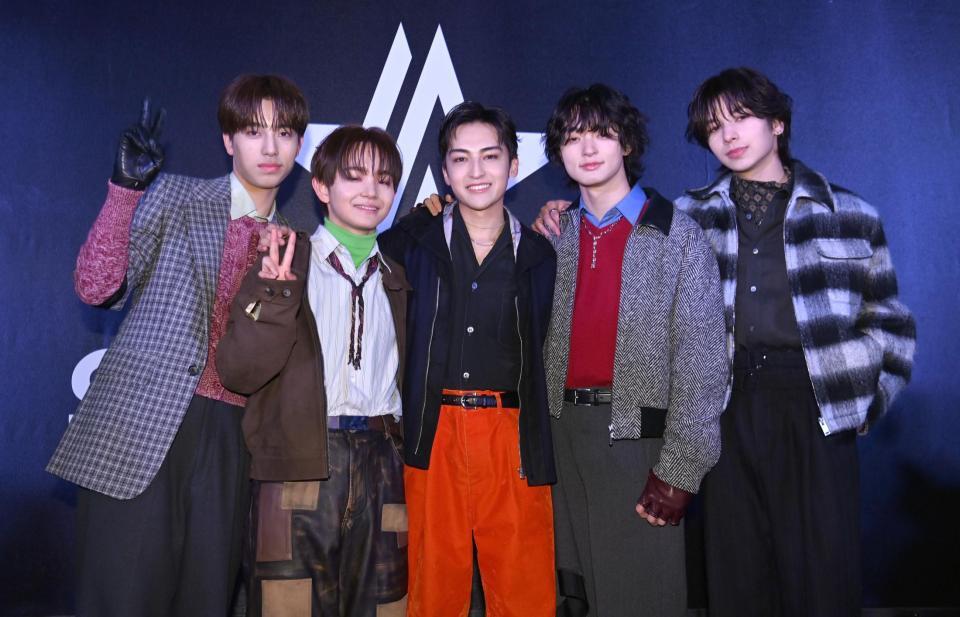 ＳＴＡＲＧＬＯＷの（左から）ＧＯＩＣＨＩ、ＹＡＩＫＩ、ＫＡＮＯＮ、ＲＵＩ、ＡＤＡＭ（撮影・園田高夫）