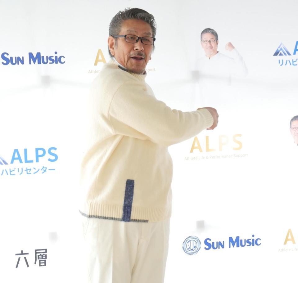 発案した「野村体操」の動きを見せる野村将希