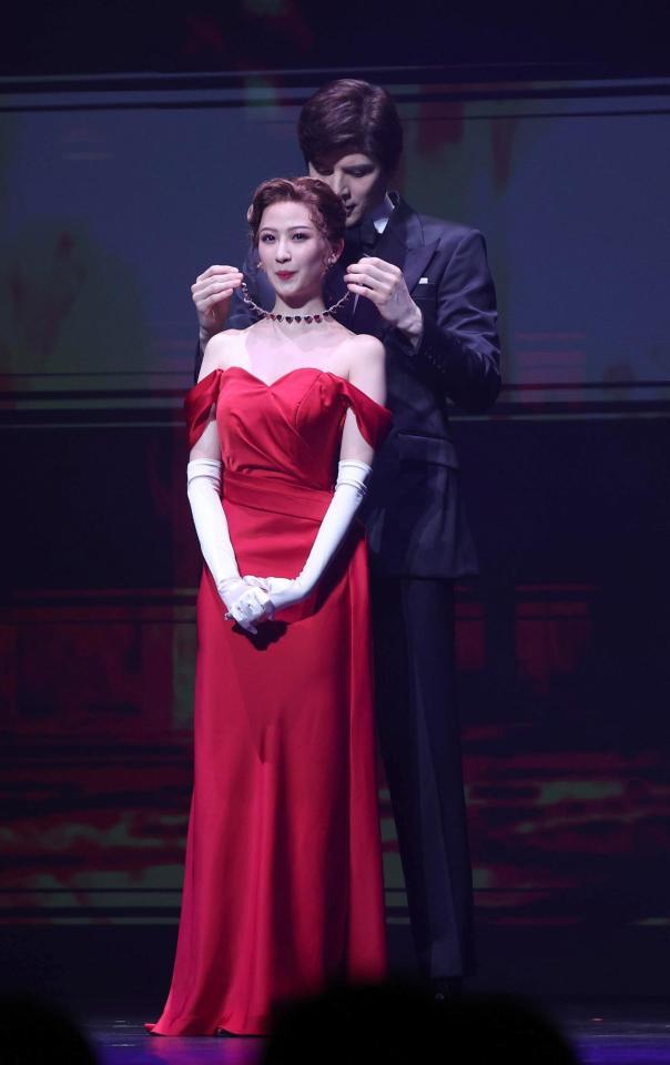 熱演する星風まどか（下）と城田優＝東京・東急シアターオーブ（撮影・佐々木彰尚）