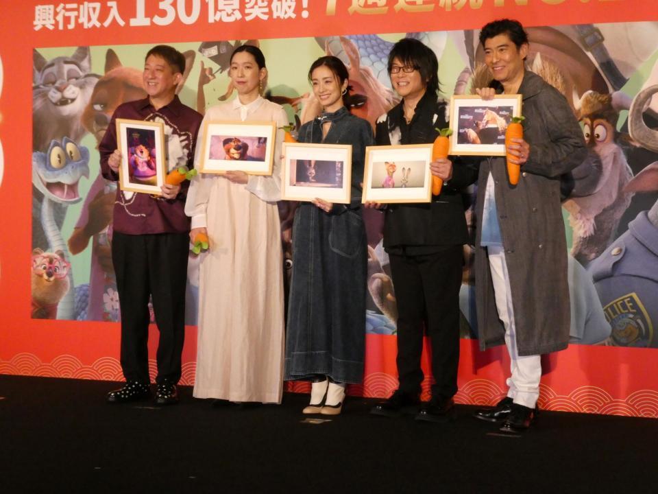 撮影に応じる（左から）高橋茂雄、江口のりこ、上戸彩、森川智之、嶋政宏＝都内