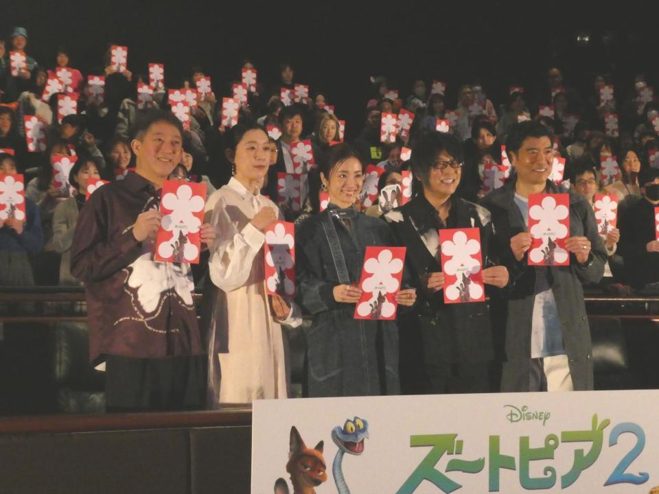 撮影に応じる（左から）高橋茂雄、江口のりこ、上戸彩、森川智之、嶋政宏