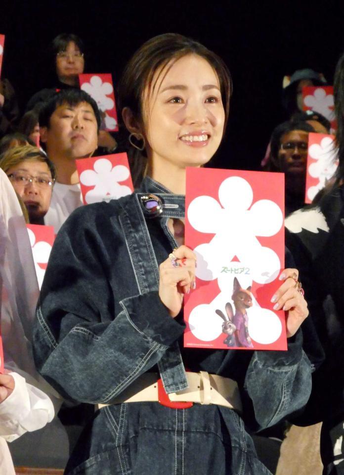 大入り袋を手にする上戸彩