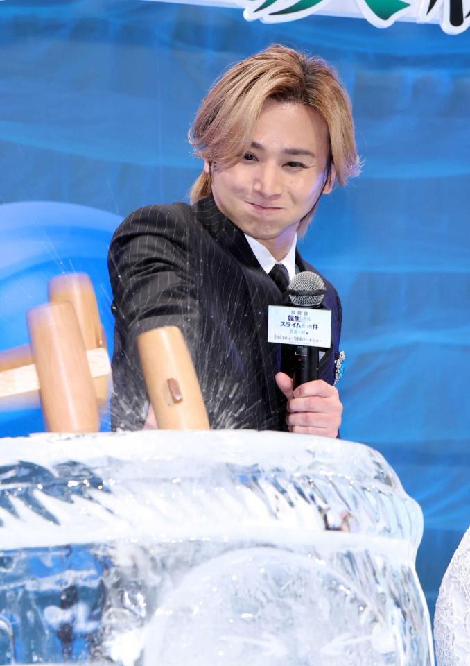 氷の樽で鏡開きをする堂本光一（撮影・伊藤笙子）