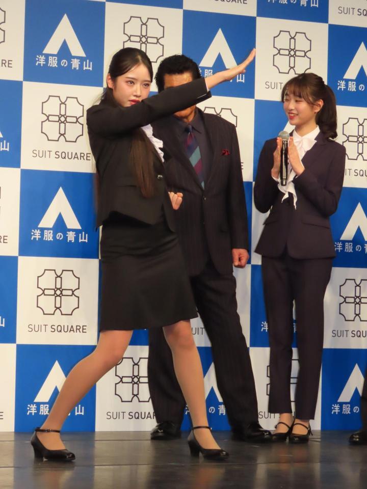 藤岡弘、を前に変身ポーズを披露する天翔天音（左）、見守る藤岡舞衣