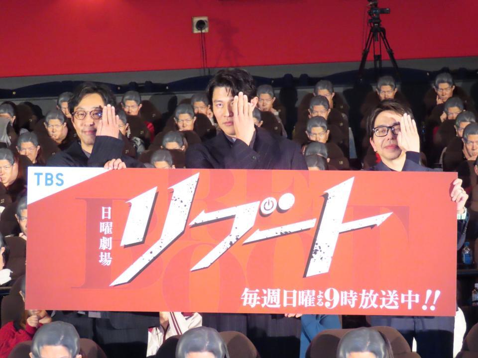 イベントで「リブートポーズ」を見せた（左から）北村有起哉、鈴木亮平、黒岩勉氏