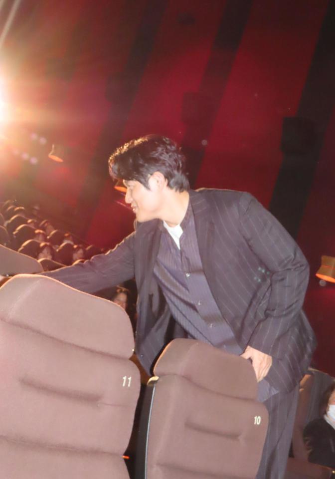 イベントでファンにマイクを向ける鈴木亮平