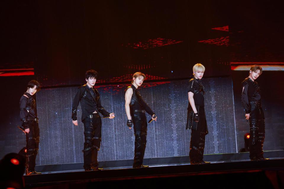 東京ドームのステージで躍動した（左から）ＢＥＯＭＧＹＵ、ＳＯＯＢＩＮ、ＹＥＯＮＪＵＮ、ＨＵＥＮＩＮＧＫＡＩ、ＴＡＥＨＹＵＮ　ⓟ＆©　ＢＩＧＨＩＴ　ＭＵＳＩＣ