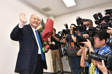 　引退会見で手を振る加藤一二三さん＝１７年６月