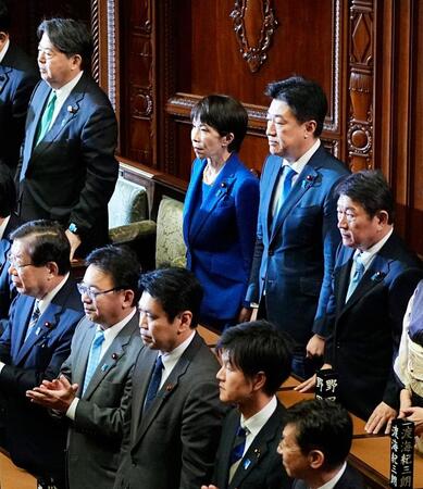 衆院が解散され、前を見つめる高市首相