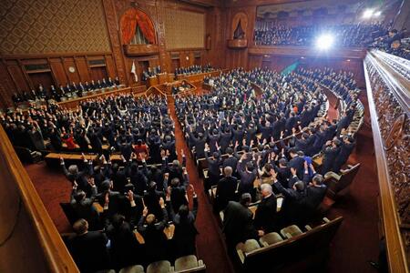 衆院が解散され、万歳する議員