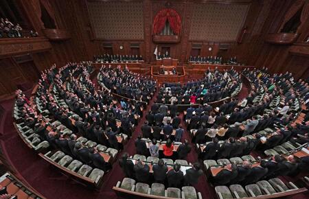 衆院が解散され、万歳する議員ら