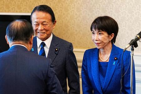 自民党の両院議員総会に臨む高市首相。左隣は麻生副総裁