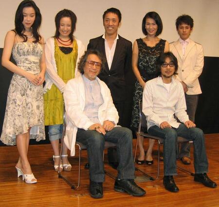 ２００７年７月、映画「２２才の別れ」の試写会で。後列右から２人目が清水美砂