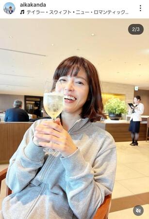 空港のラウンジでくつろぐ神田愛花。インスタグラム＠ａｉｋａｋａｎｄａより