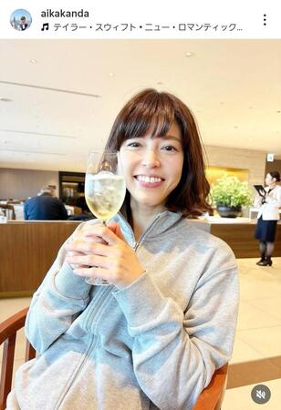 空港のラウンジでくつろぐ神田愛花。インスタグラム＠ａｉｋａｋａｎｄａより