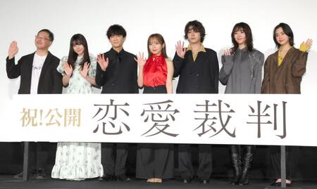 手を振る（左から）深田晃司監督、仲村悠菜、津田健次郎、齊藤京子、倉悠貴、唐田えりか、小川未祐＝ＴＯＨＯシネマズ日比谷（撮影・吉澤敬太）