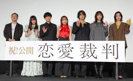 笑顔を見せる（左から）深田晃司監督、仲村悠菜、津田健次郎、齊藤京子、倉悠貴、唐田えりか、小川未祐＝ＴＯＨＯシネマズ日比谷（撮影・吉澤敬太）