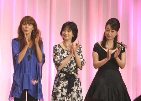 （左から）網浜直子、松本典子、麻丘めぐみ＝２０２０年４月