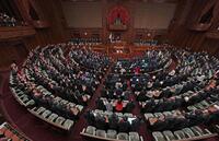 衆院が解散され、万歳する議員ら