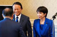 自民党の両院議員総会に臨む高市首相。左隣は麻生副総裁