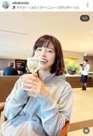 空港のラウンジでくつろぐ神田愛花。インスタグラム＠ａｉｋａｋａｎｄａより