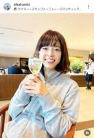 空港のラウンジでくつろぐ神田愛花。インスタグラム＠ａｉｋａｋａｎｄａより