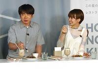 濱口優（左）と南明奈=２０２３年７月