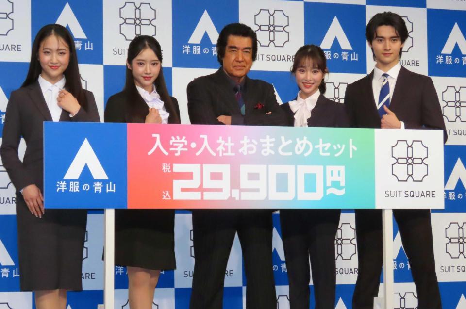 　発表会に出席した（左から）天翔愛、天翔天音、藤岡弘、、藤岡舞衣、藤岡真威人